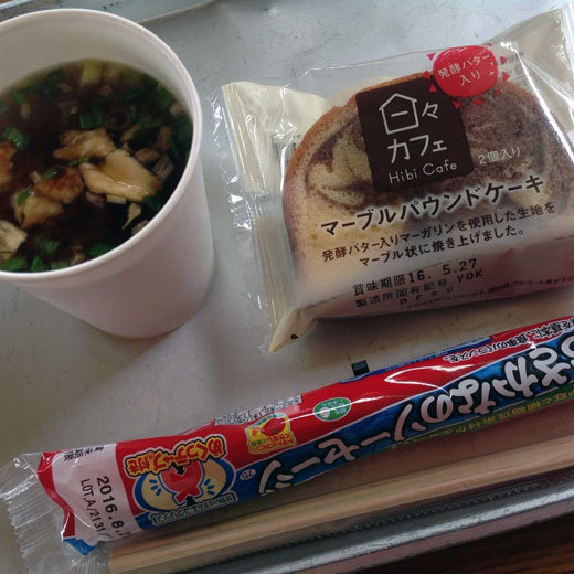 マーブルケーキと赤味噌汁の朝食 マーブルケーキと赤味噌汁の朝食