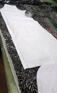 オーダーメイドの洋服の裁断中です☆