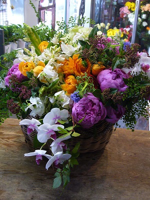 春の花でお祝いのアレンジメント