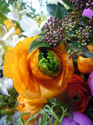 春の花でお祝いのアレンジメント
