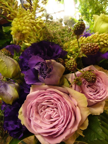 紫とベリーの花束