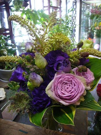 紫とベリーの花束