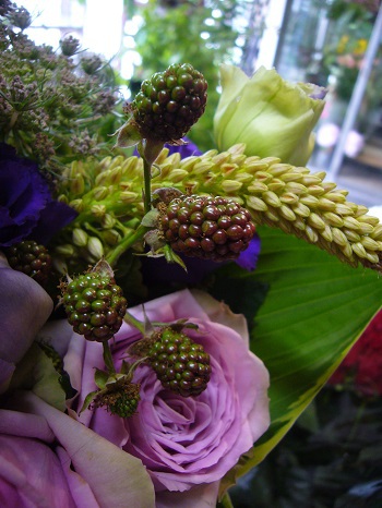 紫とベリーの花束