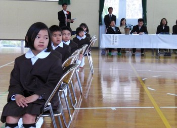 小学校と中学校の入学式へ。