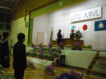 小学校と中学校の入学式へ。