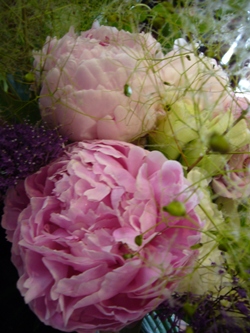 スモークツリーと芍薬の花束