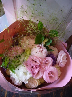 スモークツリーと芍薬の花束