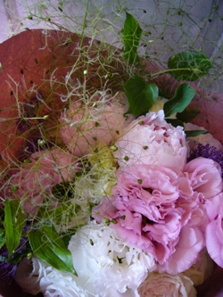 スモークツリーと芍薬の花束