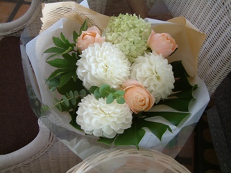 白いダリアの花束