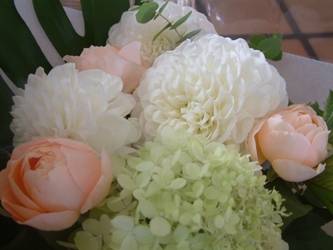 白いダリアの花束