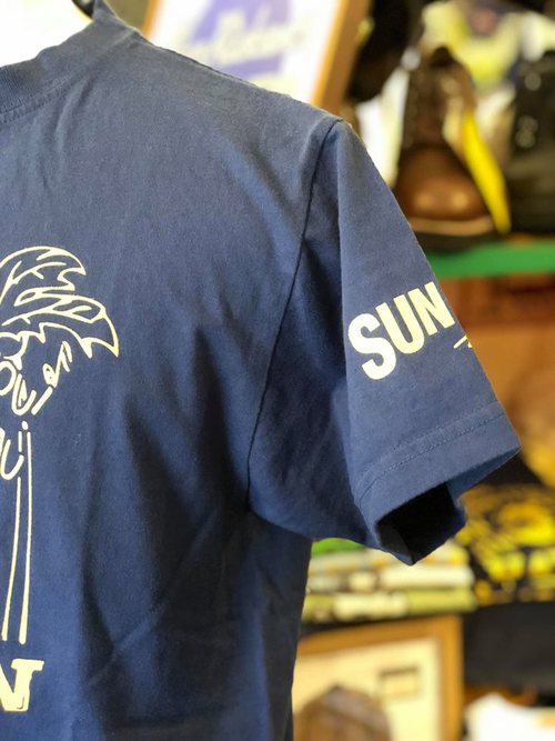 SUN SURF × PEANUTS S/S T-SHIRT Snoopy『HAWAIIAN HULA』NAVY