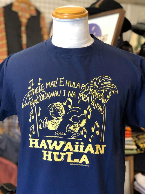 SUN SURF × PEANUTS S/S T-SHIRT Snoopy『HAWAIIAN HULA』NAVY