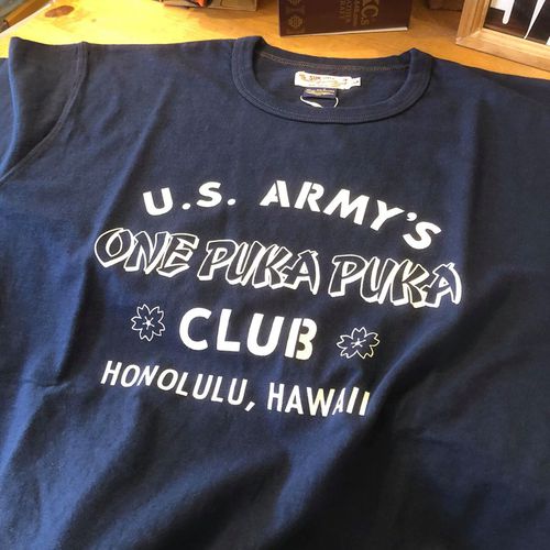 BUZZ RICKSONS×SUN SURF S/S Tee ONE PUKA PUKA CLUB NAVY