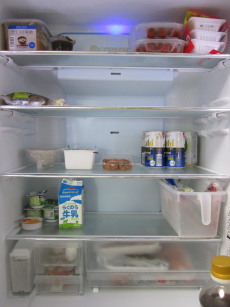 冷蔵庫の中を整理整頓する