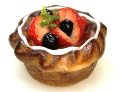 新商品 ◆イチゴとブルーベリーのクリームパン