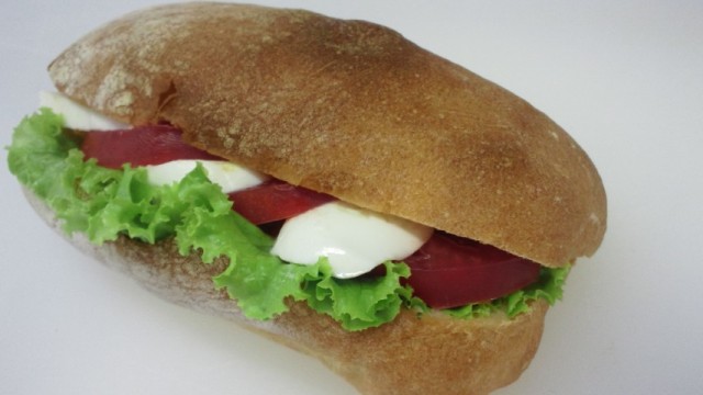モッツァレラチーズとトマトのチャバタサンド