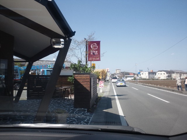 パンを買って公園へ。。。
