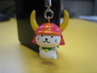 ストラップはつけない主義!!
ばってんつけてみた。
すでに鼻の頭がハゲて来よらす。
でもって小僧2号から狙われとります。
