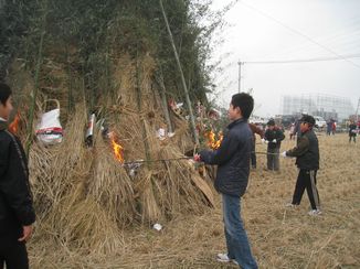 年男なもんで火をつける係を仰せつかったのであーる。
て、去年もしたけん、実は2回目。