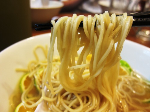 麺処 びぎ屋　(学芸大学)　たっぷり温州みかんの涼麺