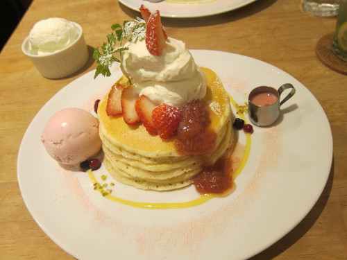 パンケーキママカフェ VoiVoi (三軒茶屋)　苺と塩生クリームのパンケーキ