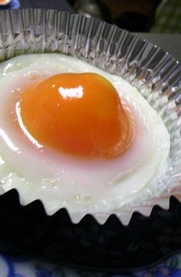 黄身がまん丸な目玉焼き