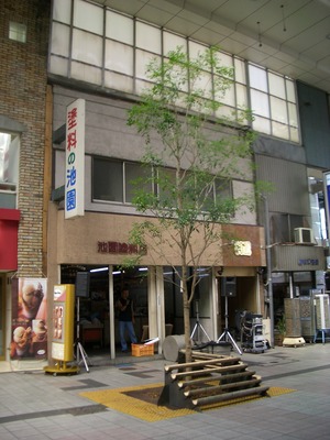 旧店舗内でアートプレックス