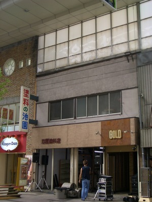 旧店舗内でアートプレックス