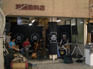 旧店舗内でアートプレックス
