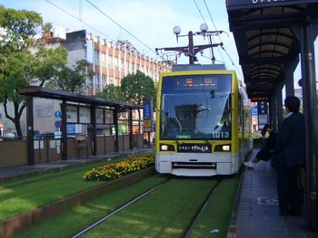 芝生の中の電車