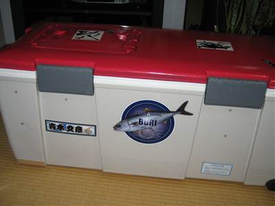 ステッカーをクーラに貼る