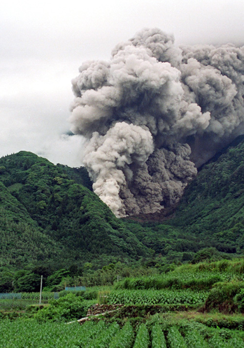 雲仙普賢岳で火砕流発生。死者・不明者43人（1991）