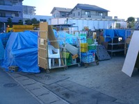 小国の山郷のごみ格闘