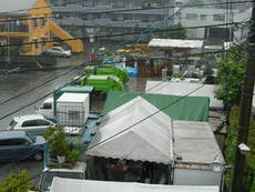 連休の雨の駐車荷場