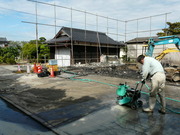解体工事と”向う三軒両隣”