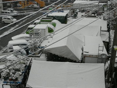 雪の朝の荷場と出勤