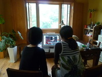 夫は芝刈り、妻は・・・