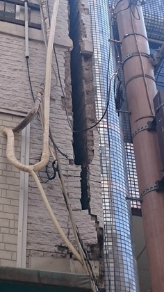 外壁が外れ雨風が吹き込んでくる状態 外壁が外れ雨風が吹き込んでくる状態