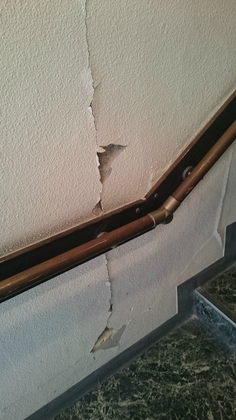 階段の手すりも外れかかっている 階段の手すりも外れかかっている