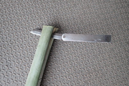 トーチ 小刀で竹をさく トーチ 小刀で竹をさく