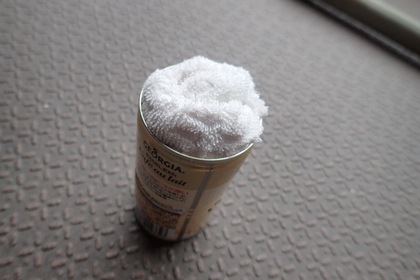 空き缶(スチール製)にタオルを入れる 空き缶(スチール製)にタオルを入れる