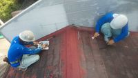 旧塗膜剥ぎながらの屋根塗装工事開始（熊本市中央区古大工町）
