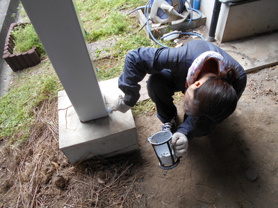 宮本建装の女性作業員は刷毛使いが上手です♪