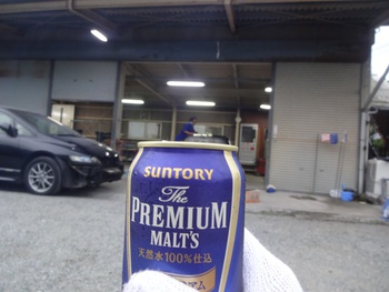仕事中の工場の横でBBQ開始・・