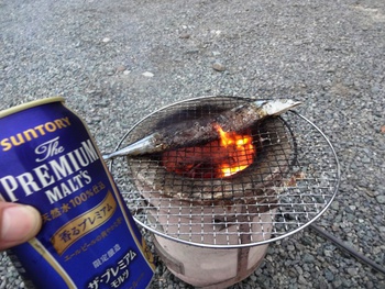 仕事中の工場の横でBBQ開始・・