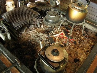 隠れ家みたいな地鶏屋らくだ山と月廻り温泉と白川水源