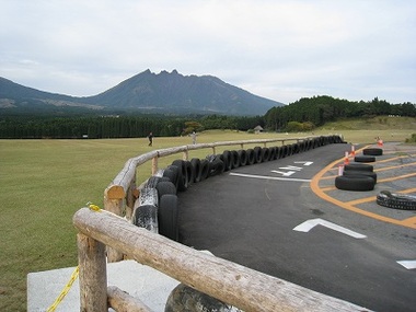 隠れ家みたいな地鶏屋らくだ山と月廻り温泉と白川水源