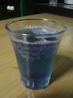 綺麗な青色のビールってあるんですよ!個性的ですよ。