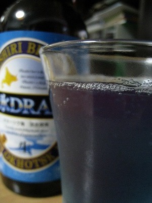 綺麗な青色のビールってあるんですよ!個性的ですよ。