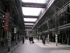 天井の渡り通路が撤去され始めた。